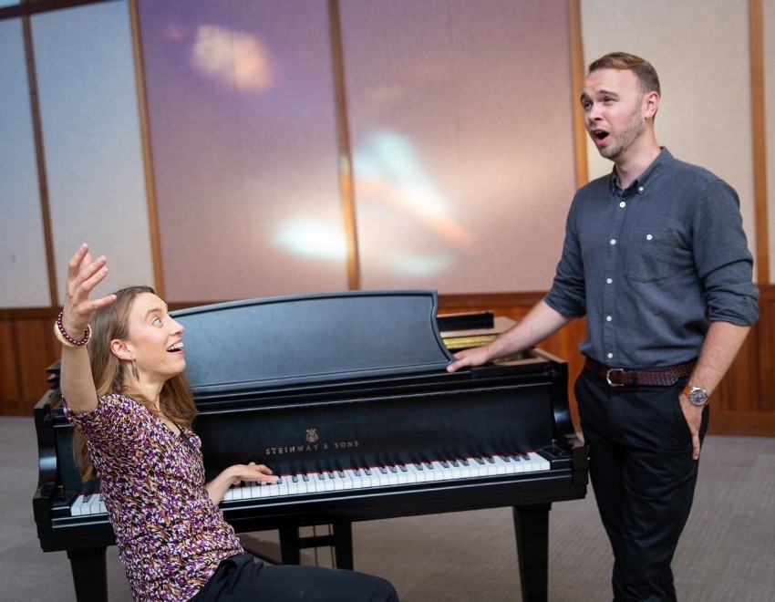 voice-teacher-with-student-singing-in-a-lesson-in-Albany