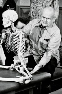 M.Feldenkrais-teaching-with-a-skeleton