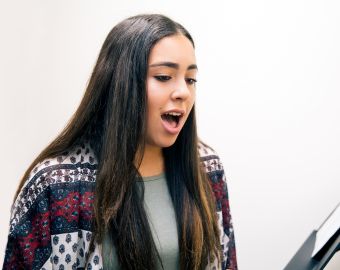 young-woman-singing-in-voice-lesson